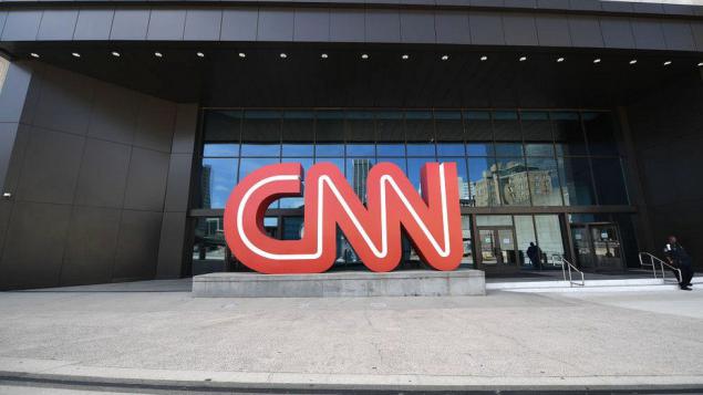 CNN-მა გაათავისუფლა 3 თანამშრომელი, რომელიც ოფისში აუცრელი მივიდა